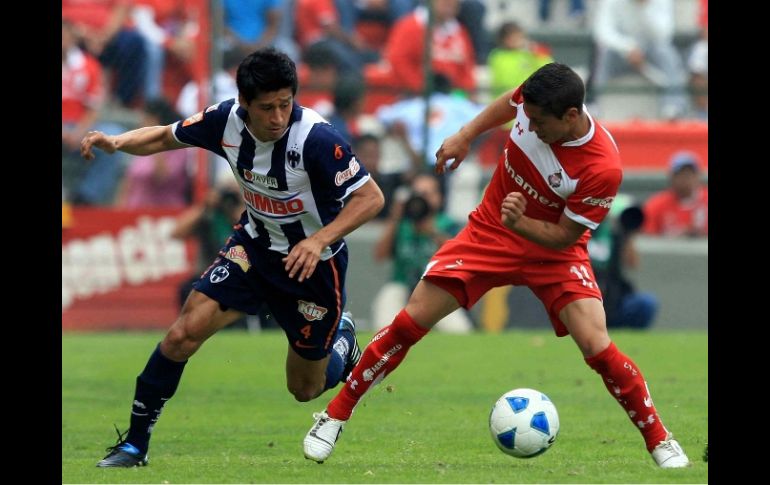 Ricardo Osorio buscando el balón contra Carlos Esquivel en el partido ante Toluca. MEXSPORT  /
