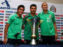 Ulises Dávila, Juan Carlos Chávez y Jorge Enríquez posan con la copa que ganaron en Guatemala. MEXSPORT  /
