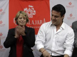 El presidente municipal de Guadalajara, Aristóteles Sandoval junto con Miriam Baches.  A.HINOJOSA  /