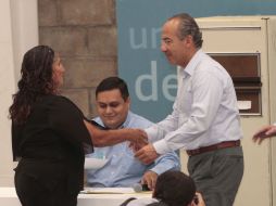 Felipe Calderón saluda a Victoria Martínez, la beneficiada número un millón del programa “Cambia el viejo por el nuevo”. S. NÚÑEZ  /