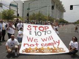 Activistas protestan en las calles de Phoenix contra la ley SB 1070, en julio pasado. AP  /