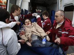 Paramédicos socorren a los heridos de la detonación en el metro. AP  /