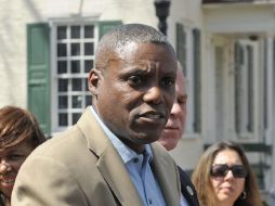 El ex atleta estadounidense Carl Lewis lanza su candidatura por el Partido Demócrata, en Nueva Jersey. EFE  /