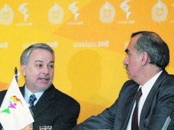 El gobernador de Jalisco, Emilio González Márquez, conversa con Felipe Muñoz, titular del Comité Olímpico Mexicano. M. FREYRÍA  /