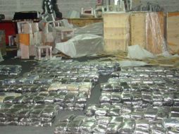 Los roperos y la droga fueron resguardados por policías, en tanto arribó el Ministerio Público a la empresa donde estaban. ESPECIAL  /