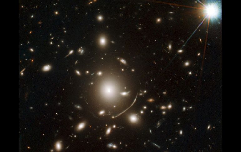 Muestra el cúmulo de galaxias Abell 383, en el centro de la imagen. EFE  /
