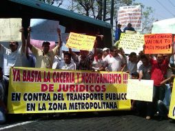 'Nuestras familias también comen. Vialidad, déjanos trabajar', se lee en una de las pancartas de los choferes. L. FONSECA  /