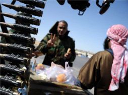 Rebeldes libios enfrentan a fuerzas de Muamar Gadhafi en Misrata. ARCHIVO  /
