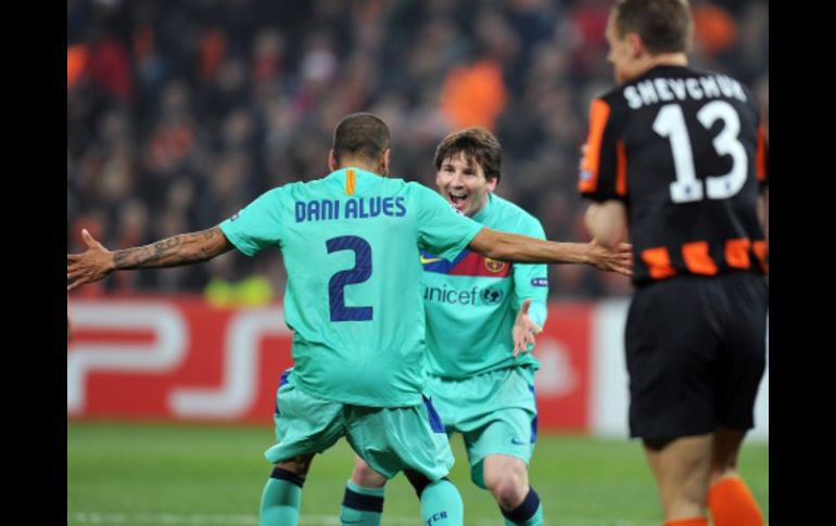 El futbolista argentino, Lionel Messi, celebra con su compañero, Dani Alves, tras marcar ante el Shakhtar. AFP  /