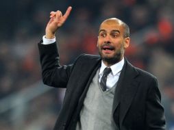 Joseph Guardiola atento a las jugadas de su equipo durante el encuentro ante el Shakhtar. AFP  /