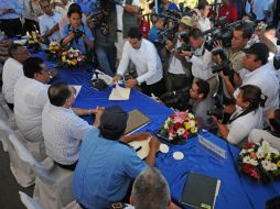 Vista de la firma de un acuerdo hoy, martes 12 de abril de 2011, entre la delegación de Costa Rica y Nicaragua. EFE  /