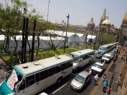 400 choferes del transporte público bloquearon Av. Hidalgo por más de una hora. A. GARCÍA  /