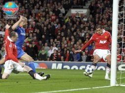 'Chicharito' (der.) llega a empujar el centro que había enviado Giggs. EFE  /