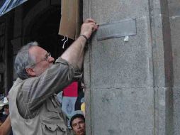 Javier Sicilia colocó hoy placas en el palacio de Gobierno de Morelos con los nombres de los siete ejecutados. EL UNIVERSAL  /