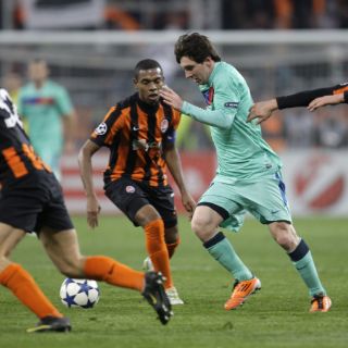 Barcelona supera a Shakhtar y espera al Madrid