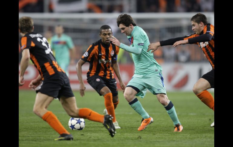Messi, del Barcelona, trata de avanzar en medio de un “ejército” de defensas del equipo ucraniano. AP  /