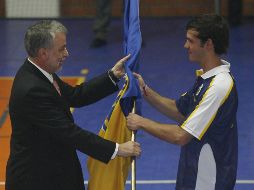 En representación de la delegación jalisciense para la Olimpiada Nacional, Rodrigo Martínez recibe la bandera de Jalisco. M. FREYRÍA  /
