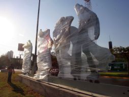 La escultura Los Patinadores aguarda para ser oficialmente inaugurada hoy. A. GARCÍA  /