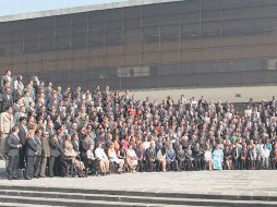 Diputados integrantes de la LXI Legislatura se tomaron la fotografía oficial afuera del Palacio Legislativo de San Lázaro. EL UNIVERSAL  /