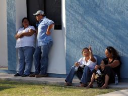 Personas han acudido a las instalaciones de la Procuraduría en espera de información sobre los cadáveres extraídos de fosas. AFP  /