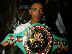 Foto de archivo de Tomás Rojas mostrando su cinturon de la CMB. MEXSPORT  /