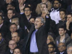 José Mourinho da instrucciones durante el partido de vuelta ante el Tottenham. AP  /