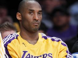 El jugador de los Lakers, Kobe Bryant, sentado en la banca durante el partido ante San Antonio Spurs en los Ángeles. REUTERS  /