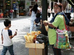 El Centro de Tlaquepaque alberga diversos puestos ambulantes, desde los vendedores de comida hasta los de ropa. ARCHIVO  /