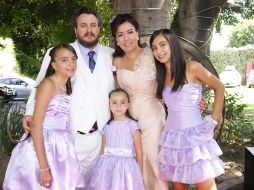 Enrique y Sandra Miyar con sus hijas, Raisa, Ilya y Alexa.  /