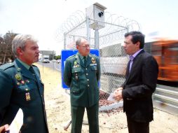 Diego Monraz y miembros de la Guardia Civil Española inspeccionaron hoy el equipo de fotoinfracción. A. GARCÍA  /