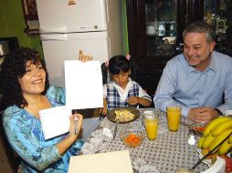 El gobernador desayunó con Martha Martínez, burócrata de la Secretaría de Vialidad. ESPECIAL  /