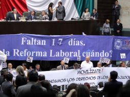 En San Lázaro se vieron mantas a favor y en contra de la reforma laboral. EL UNIVERSAL  /