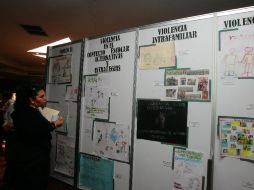 Una madre de familia observa carteles informativos sobre la violencia en las escuelas. A. GARCÍA  /