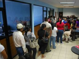 En el Semefo de Matamoros, interesados esperan a que les apliquen la prueba de ADN. EL UNIVERSAL  /