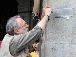 El poeta coloca la placa de metal con el nombre de su hijo en el palacio de Gobierno de Cuernavaca. NTX  /