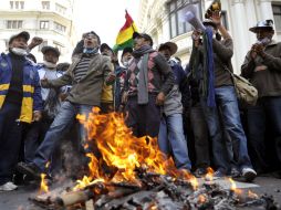 Trabajadores de la Educación, al frente de las protestas en La Paz. AFP  /
