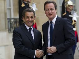 El presidente francés, Nicolas Sarkozy, y el primer ministro británico, David Cameron, tratan la situación en Libia. EFE  /