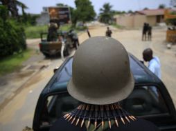Militares patrullan un barrio de Abiyán, la capital financiera de Costa de Marfil. AP  /