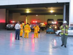Los trabajadores del centro comercial no pudieron ingresar al mismo por las labores de bomberos en la zona incendiada. M. PATIÑO  /