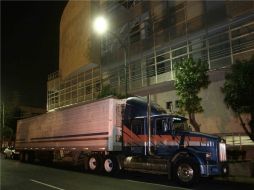 Llegada del tráiler con los 76 cadáveres provenientes de San Fernando, Tamaulipas al Distrito Federal. NOTIMEX  /