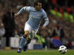 Carlos Tevez dominando el balón antes de lesionarse en la derrota de su equipo frente al Liverpool. REUTERS  /