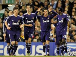 Jugadores del conjunto merengue celebrando su pase a las semifinales de la Champions donde se enfrentan ante el Barcelona. EFE  /