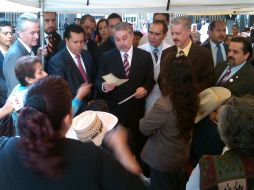 Pacienets y familiares aprovecharon la visita del Ejecutivo estatal para entregarle peticiones. M MENDOZA  /