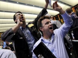 Operadores de la Bolsa de Nueva York siguen la evolución de los títulos. EFE  /