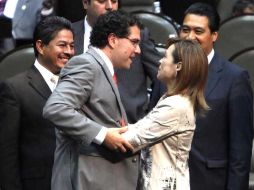 Josefina Vázquez Mota felicita a Armando Ríos Piter, quien hoy fue nombrado nuevo coordinador del PRD. EL UNIVERSAL  /