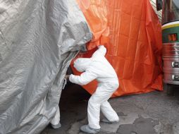 Expertos forenses en el DF descargan del tractocamión cuerpos exhumados de las fosas clandestinas en Tamaulipas. EFE  /