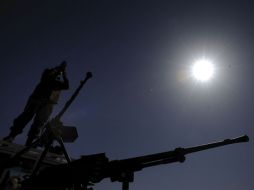 Rebeldes libios vigilan desde el punto de control situado entre Adjabiya y Brega. EFE  /