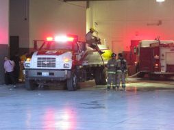 Los trabajadores del centro comercial no pudieron ingresar al mismo por las labores de bomberos en la zona incendiada. M. PATIÑO  /