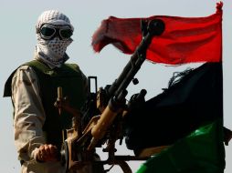 Un rebelde libio. Los países aliados dijeron que seguirán las operaciones militares en Libia hasta que Gadhafi deje el poder. REUTERS  /