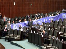 Diputados del PAN llevaron a San Lázaro una pancarta para presionar por la reforma laboral. EL UNIVERSAL  /